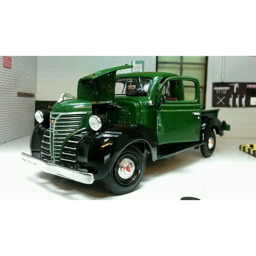 1941 American Classics Plymouth Pickup 1:24 Model Car