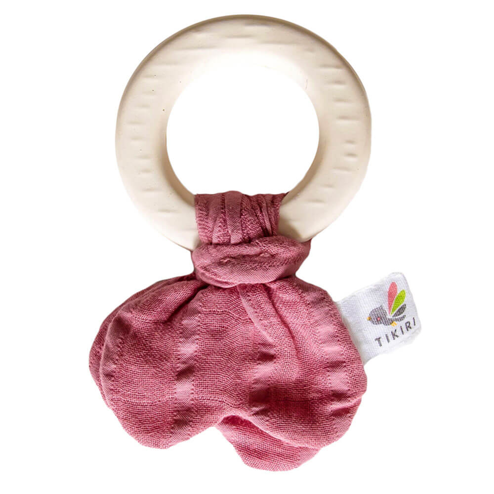 Tikiri Natural Rubber Teether avec une cravate en mousseline