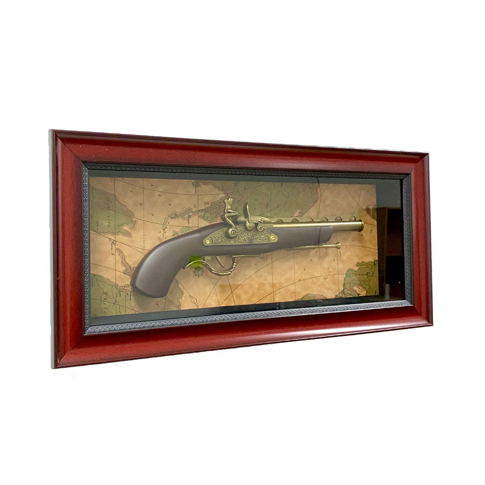 Pistolet de duel vintage dans une décoration murale à cadre